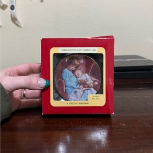 Heirloom Collection Plate with Stand - A Child's Christmas - Carlton Cards New